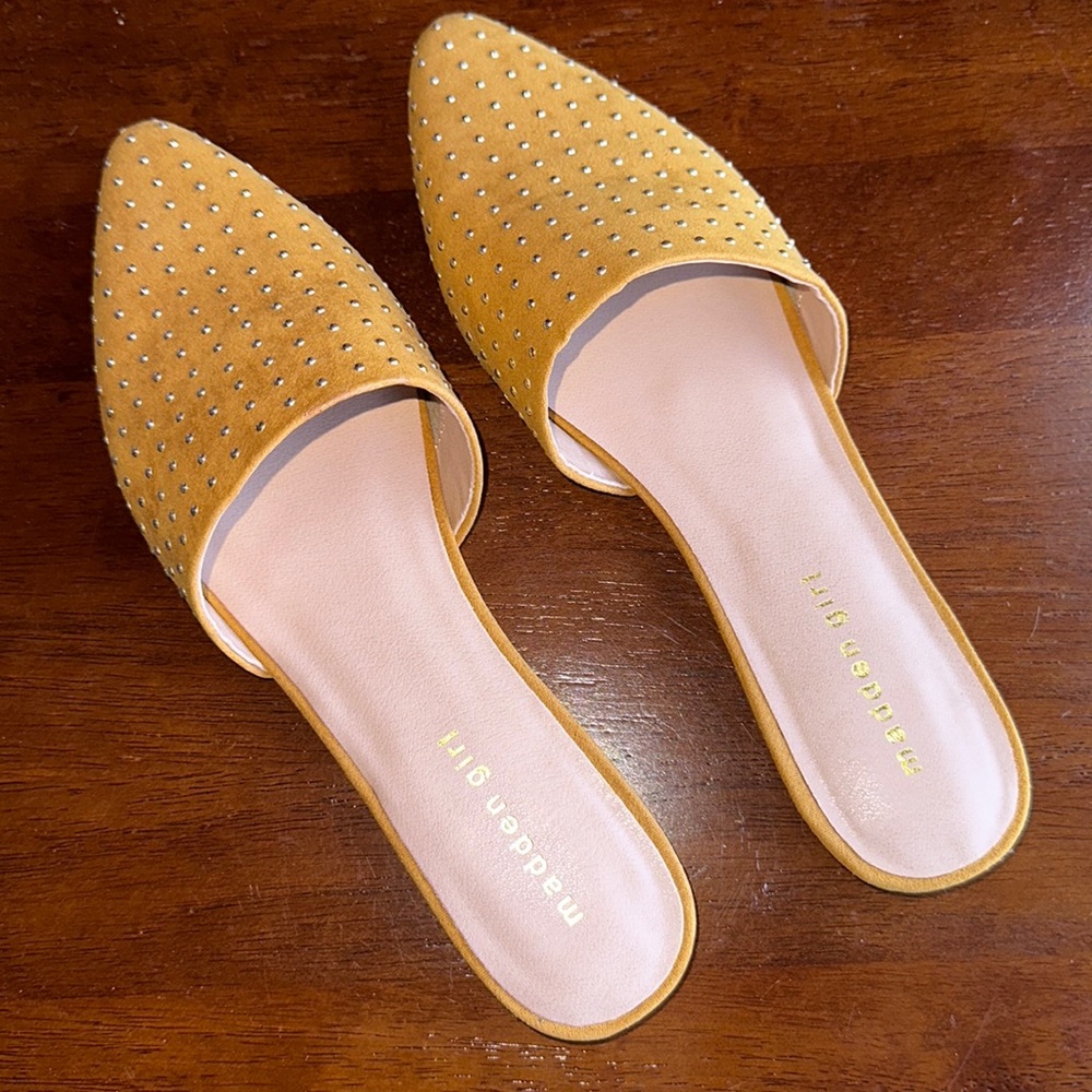 NIB MADDEN GIRL Tania Mustard Slip on mules. Mustard color with gold detail.